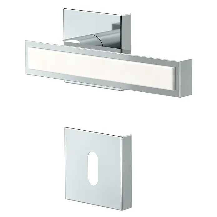 Diamond Doors Zimmertürgarnitur Tyler White - Chrom Weiß, Stärke Tür: 40 mm - 45 mm, Buntbart - Nahaufnahme des Türgriffs und der Schlüsselrosette aus glänzendem Chrom mit einem minimalistischen, rechteckigen Design.