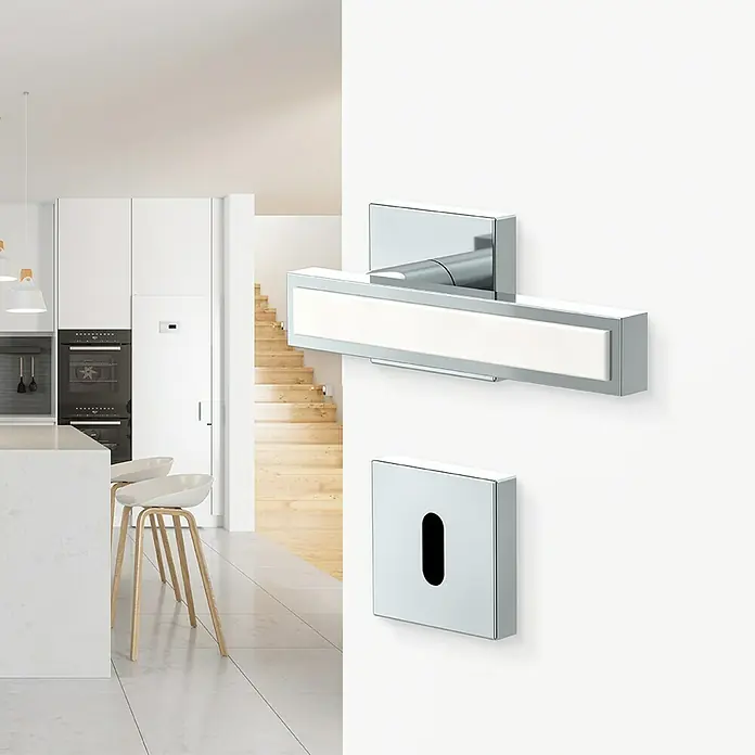 Diamond Doors Zimmertürgarnitur Tyler White - Chrom Weiß, Stärke Tür: 40 mm - 45 mm, Buntbart - Modernes Chrom-Wandleuchten-Set mit einem länglichen Licht und einem quadratischen Sensor für ein stilvolles Ambiente.