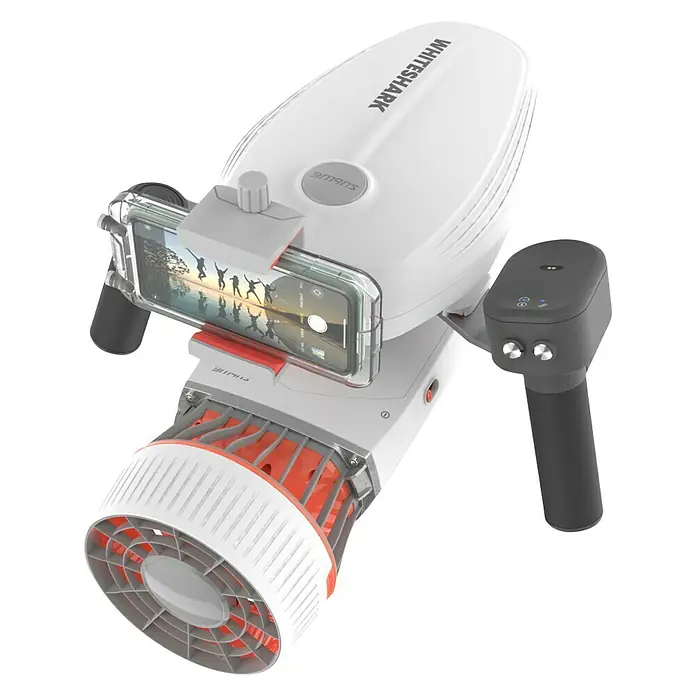 Sublue Tauchscooter Tini - L x B x H: 355 x 135 x 135 mm - Nahaufnahme eines weißen und grauen Sublue Whiteshark Mix Unterwasser-Scooters mit einem Smartphone in einer Halterung.