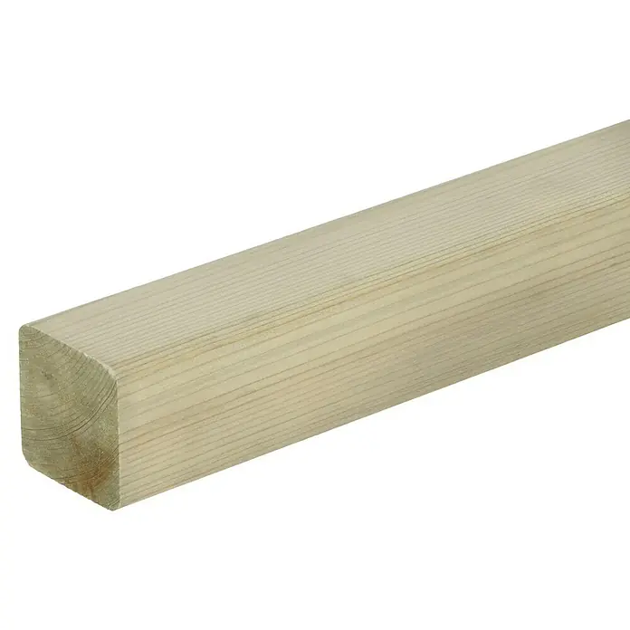 Kantholz - Durchmesser: 7 cm, 300 cm, Kiefer/Fichte, Kesseldruckimprägniert - Nahaufnahme eines hellen, unbehandelten Vierkantholzes, das die natürliche Holzmaserung und Form hervorhebt.