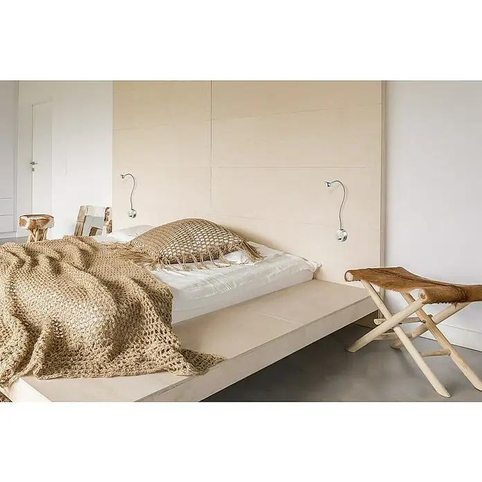 Globo Serpent LED-Wandleuchte - 3 W, Nickel matt, Warmweiß - Elegantes Schlafzimmer mit einem minimalistischen Bett, einer Strickdecke und Wandlampen, die eine gemütliche Atmosphäre schaffen.
