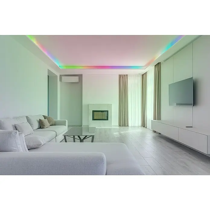 Globo Tira de luces LED - Largo: 6 m, Color de luz: Multicolor, 8,64 W, 158 lm - Salón luminoso con iluminación elegante. La luz de techo colorida y el televisor moderno llaman la atención de inmediato, creando un ambiente agradable.