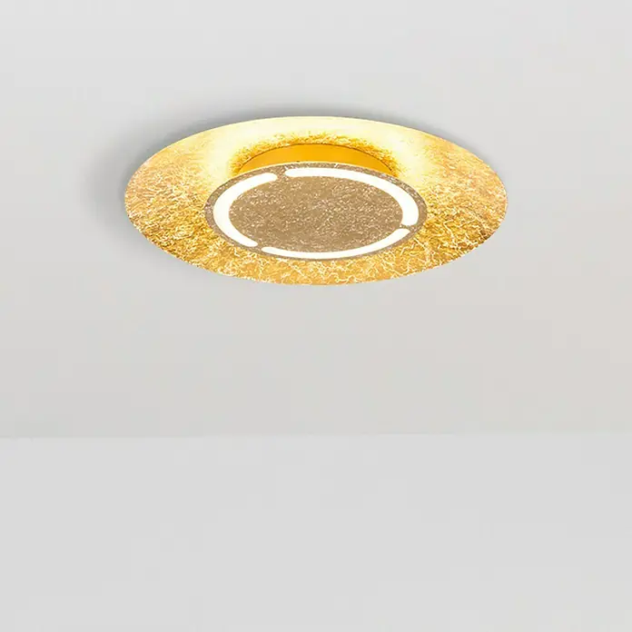Globo LED-Deckenleuchte rund Tabea - 24 W, Ø x H: 500 mm x 8,5 cm, Gold - Eine moderne goldfarbene Deckenleuchte mit einem strukturierten äußeren Ring und einer zentralen ovalen LED-Beleuchtung.