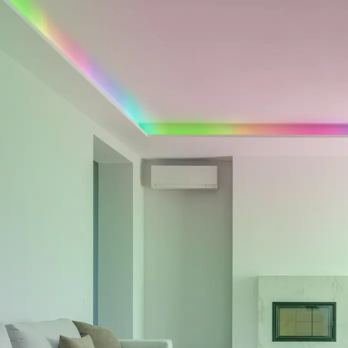 Globo Tira de luces LED - Largo: 6 m, Color de luz: Multicolor, 8,64 W, 158 lm - Salón moderno con luces LED de colores, aire acondicionado y chimenea de mármol. La iluminación acentúa el espacio.
