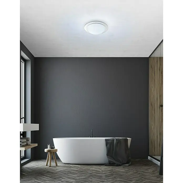 Lavida LED-Deckenleuchte rund Limena - 18 W, Ø x H: 380 mm x 10,5 cm, Weiß/Silber - Die Deckenleuchte ist hell und rund in einem Badezimmer mit Badewanne, Waschbecken und Holzboden. Sie sorgt für ausreichend Licht im Raum.