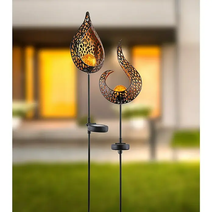 Globo Solar-Dekoleuchte - L x B x H: 16,5 x 6,5 x 90 cm, Schwarz, IP44 - Zwei dekorative Solarleuchten mit filigranem Metallgehäuse und bernsteinfarbenen Kugeln auf einem Rasen.