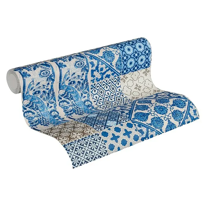 A.S. Création Metropolitan Stories Vliestapete Vintage-Fliese - Blau/Creme, Fliesenoptik, 10,05 x 0,53 m - Eine Rolle bunte Patchwork-Tapete mit blau-weißen floralen und geometrischen Mustern, die eine elegante und vielseitige Wandgestaltung ermöglicht.