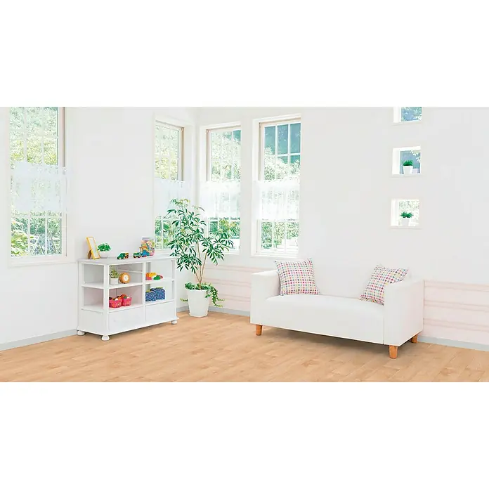 Tarkett Suelo de PVC a metros al corte Robur Yellow - Ancho: 2 m, Marrón/Roble oscuro - Habitación infantil luminosa y acogedora con sofá blanco, estantería de juguetes y grandes ventanales. El enfoque está en el ambiente agradable.