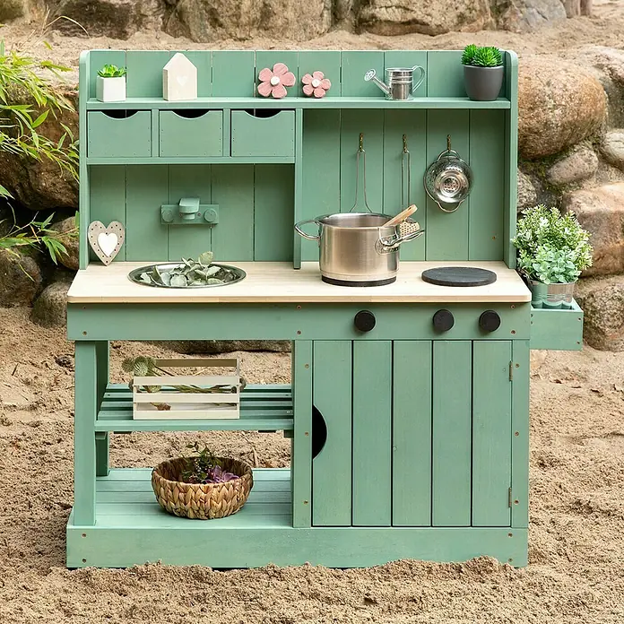 Muddy Buddy Matschküche Explorer - 102 x 40 x 105 cm, Holz, Salbeigrün - Das Foto zeigt eine charmante grüne Spielküche aus Holz mit Zubehör, ideal für fantasievolles Spielen im Freien.