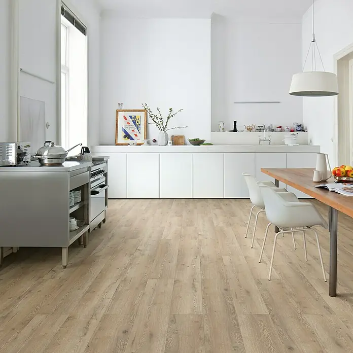 Living by Haro Hydrostar Designboden - Eiche Palermo, Landhausdiele, 1.282 x 235 x 6,5 mm - Helles Kücheninterieur mit modernen weißen Schränken und einem hellen Holzboden. Der Boden verleiht dem Raum Wärme und Eleganz.