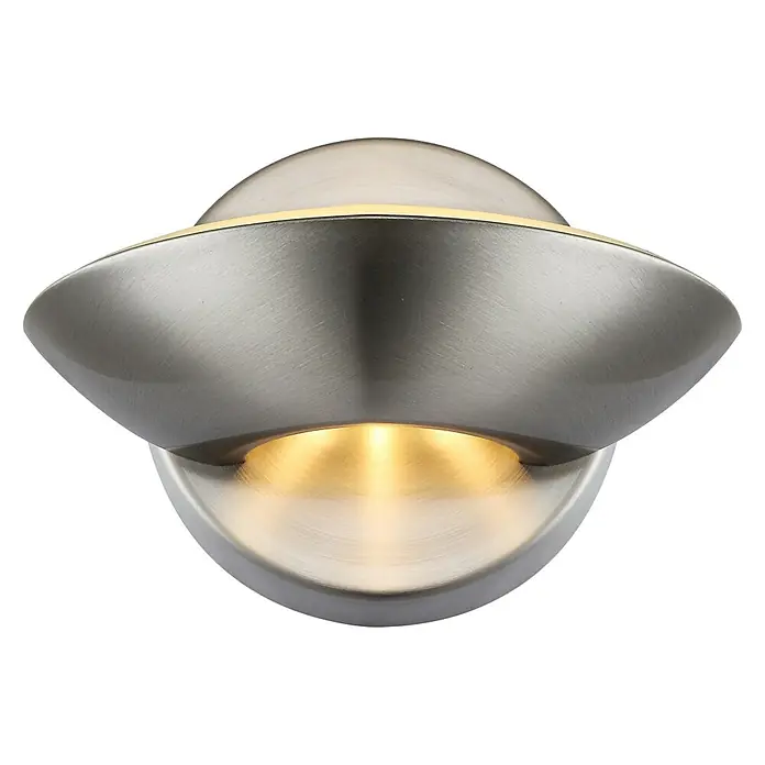 Globo Aplique de pared LED Sammy - 7,5 W, Níquel mate, Claro, Blanco cálido - Primer plano de un aplique de pared moderno de níquel cepillado que emite un brillo cálido. Diseño elegante para iluminación ambiental.