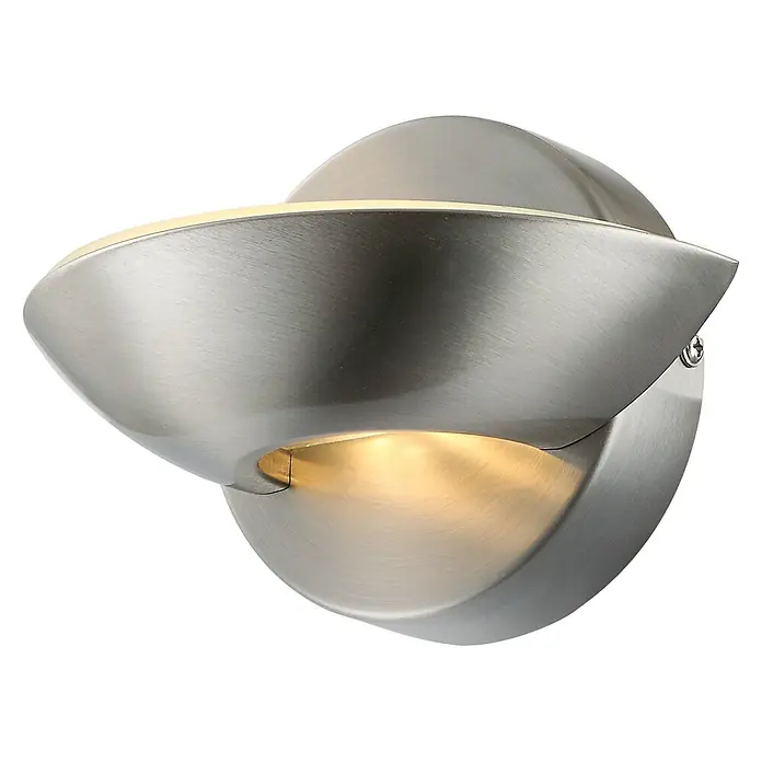 Globo Aplique de pared LED Sammy - 7,5 W, Níquel mate, Claro, Blanco cálido - Primer plano de una lámpara de pared moderna en níquel cepillado, que emite una luz cálida y acogedora. Solución de iluminación elegante para tu hogar.