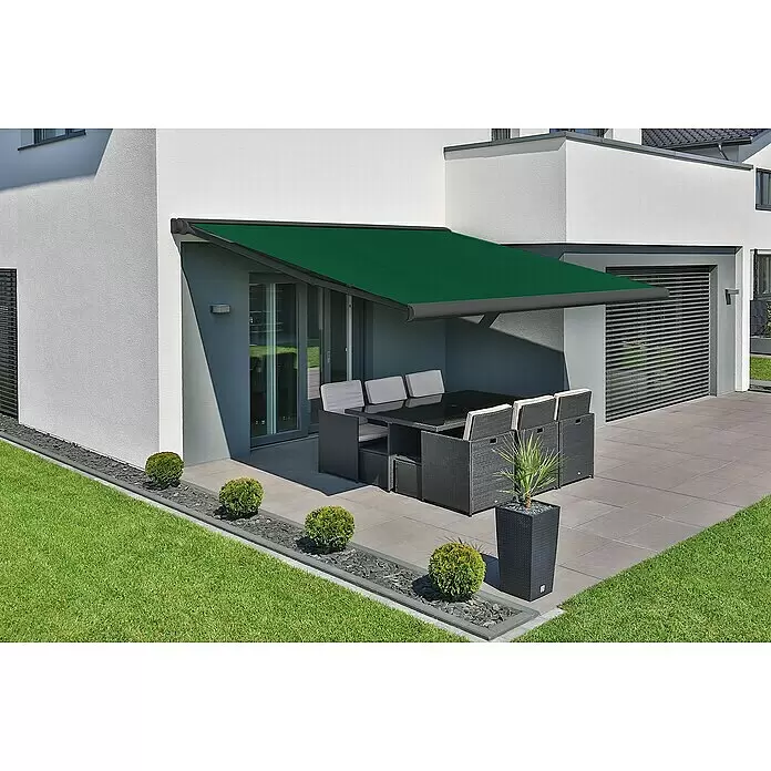 Deyo Limassol Vollkassettenmarkise - Grün, Farbe Gestell: Eisenglimmer matt, Breite: 5 m, Ausfall: 3,5 m - Dunkelgrüne Markise über einer modernen Terrasse, die Schatten spendet.