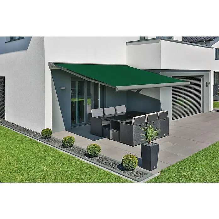 Deyo Limassol Vollkassettenmarkise - Grün, Farbe Gestell: Weißaluminium Feinstruktur, Breite: 4 m, Ausfall: 3,5 m - Eine grüne Markise spendet Schatten über einem stilvollen Essbereich im Freien und bietet Schutz vor der Sonne. Elegantes Design mit komfortablen Gartenmöbeln.