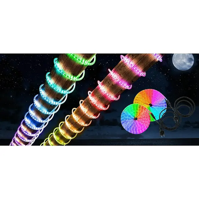Globo Tira de luces LED - Largo: 9 m, Color de luz: Multicolor, 12,96 W, 238 lm - Guirnalda de luces de varios colores envuelta alrededor de un poste de madera, creando una iluminación festiva y ambiental en la oscuridad.