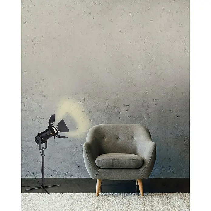 Globo Tischleuchte Egon - L x B x H: 27,5 x 24 x 44 cm, Schwarz, GU10 - Ein grauer Sessel mit drei Knöpfen und eine Stehlampe mit Scheinwerferfunktion stehen auf einem weißen Teppich.
