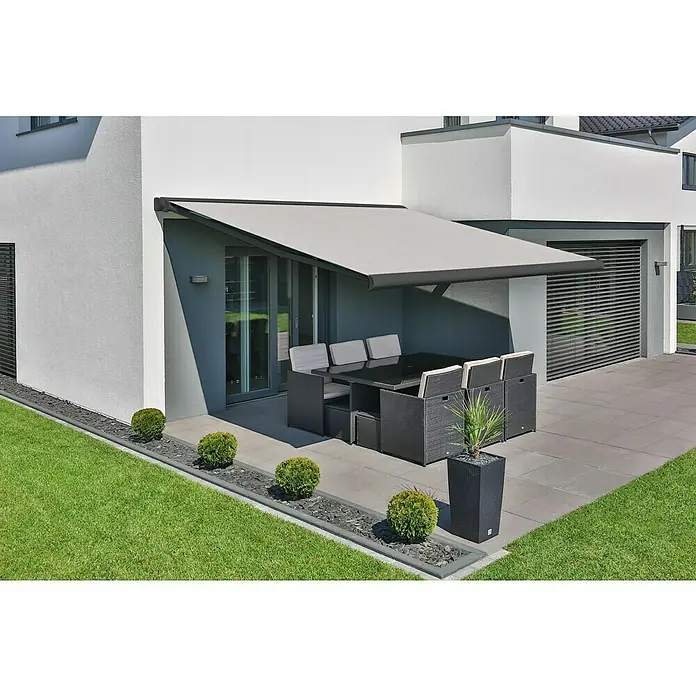 Deyo Limassol VollkassettenmarkiseBeige Struktur, Farbe Gestell: Eisenglimmer matt, Breite: 5,5 m, Ausfall: 3,5 m - Eine stilvolle Terrassenüberdachung bietet Schatten über einem modernen Essbereich im Freien.