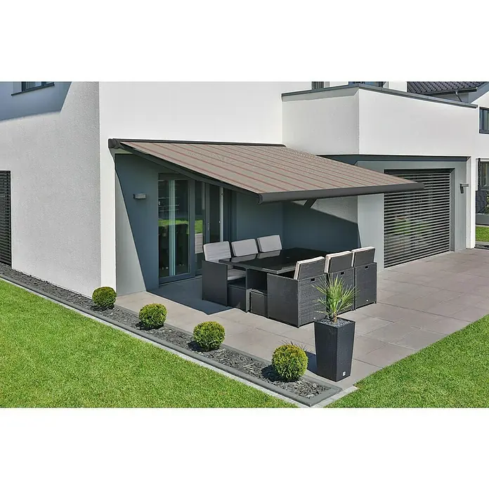 Deyo Limassol Vollkassettenmarkise - Grau/Bordeaux/Weiß, Farbe Gestell: Eisenglimmer matt, Breite: 3,5 m, Ausfall: 3 m - Terrassenansicht mit Markise. Die Markise bietet stilvollen Sonnenschutz über der Terrasse mit Sitzgruppe.