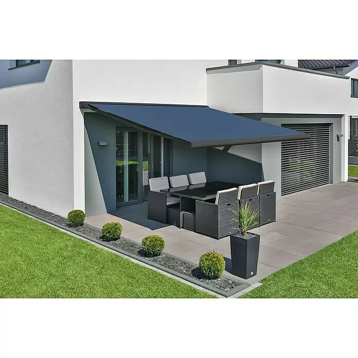 Deyo Limassol Vollkassettenmarkise - Blau, Farbe Gestell: Eisenglimmer matt, Breite: 5 m, Ausfall: 3,5 m - Blauer ausfahrbarer Markise über einer Terrasse mit Gartenmöbeln, an einem modernen Gebäude angebracht.