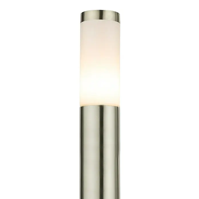 Globo Boston Lámpara de pie para exterior - 60 W, Color del marco: Plateado, 12,7 x 12,7 x 110 cm, Sin bombillas - Primer plano de una lámpara cilíndrica moderna con base de metal y pantalla de vidrio esmerilado luminosa.