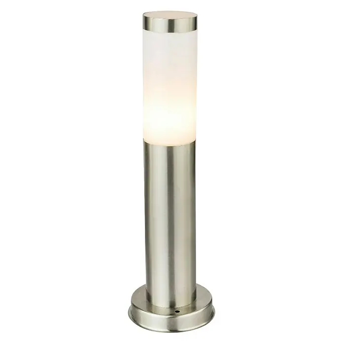Globo Boston Sobremuro exterior - 8,5 W, Blanco cálido, 13,1 x 13,1 x 45 cm, Con bombillas - Primer plano de una lámpara de exterior plateada moderna con diseño cilíndrico y brillo cálido.