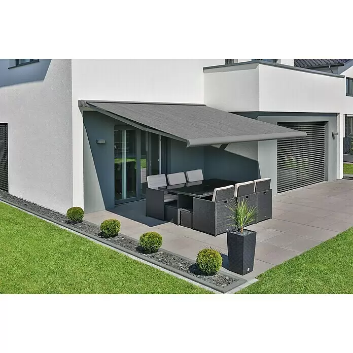 Deyo Limassol Vollkassettenmarkise - Grau, Farbe Gestell: Weißaluminium Feinstruktur, Breite: 4 m, Ausfall: 3,5 m - Graue Markise über einer modernen Terrasse mit Outdoor-Essmöbeln ausgefahren.