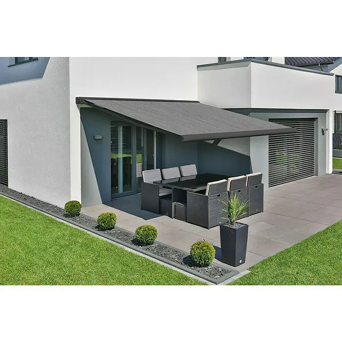 Deyo Limassol Vollkassettenmarkise - Grau, Farbe Gestell: Eisenglimmer matt, Breite: 5,5 m, Ausfall: 3,5 m - Eine moderne Terrassenüberdachung mit stilvollen Gartenmöbeln und gepflegtem Rasen. Die Markise bietet Schutz vor Sonne und Wetter und schafft eine angenehme Atmosphäre.