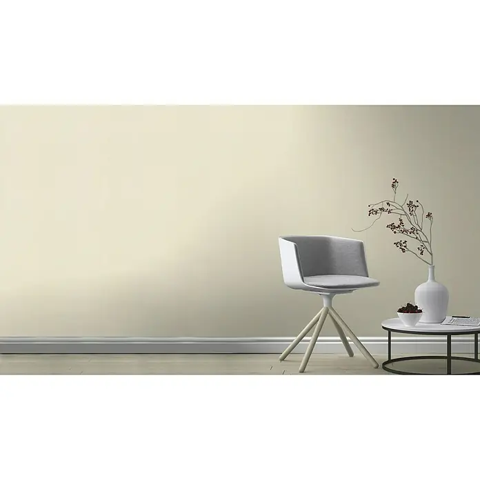 Rasch Vliestapete - Beige, Uni, 10,05 x 0,53 m, Matt, Feine Struktur - Einladendes Interieur mit einem modernen grauen Stuhl, einem stilvollen Beistelltisch und einer eleganten Vase, die das harmonische Ambiente hervorheben.