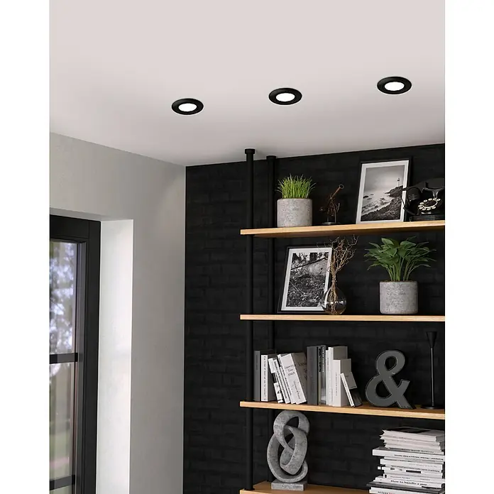 Eglo LED-Einbauleuchte PENETO - Warmweiß, Durchmesser: 8,7 cm, 3 Stk. - Dieses Bild zeigt stilvolle, schwarze LED-Deckenspots, die ein modernes Bücherregal mit dekorativen Elementen beleuchten.