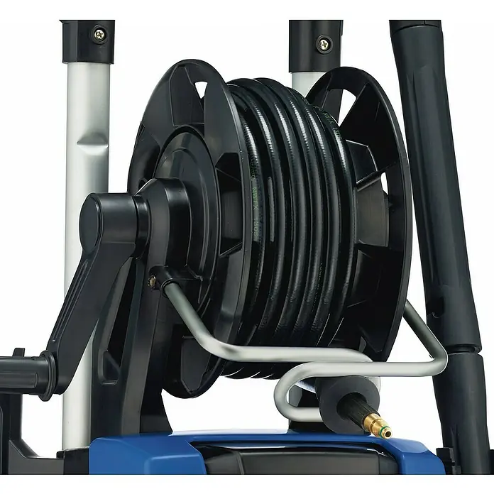 Nilfisk Hidrolimpiadora de alta presión Premium 200-15 - 200 bar, 3.300 W, Capacidad de bombeo: 650 l/h - Imagen de un carrete de manguera negro con manguera para una hidrolavadora, montado en un marco plateado.