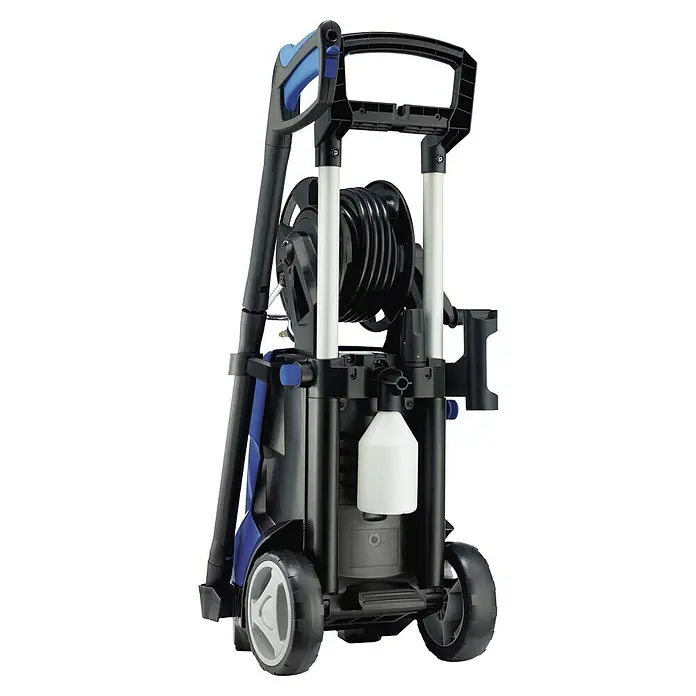 Nilfisk Hidrolimpiadora de alta presión Premium 200-15 - 200 bar, 3.300 W, Capacidad de bombeo: 650 l/h - Vista detallada de una hidrolimpiadora negra y azul con carrete de manguera y ruedas, ideal para tareas de limpieza exterior.