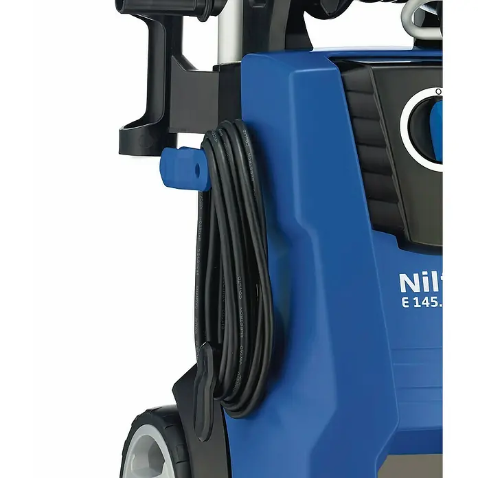 Nilfisk Hidrolimpiadora de alta presión Premium 200-15 - 200 bar, 3.300 W, Capacidad de bombeo: 650 l/h - Vista detallada de una hidrolimpiadora Nilfisk, centrándose en la carcasa azul y el enrollamiento del cable.