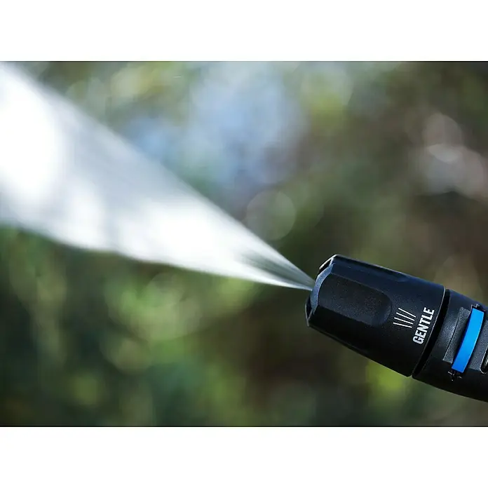 Nilfisk Click & Clean Boquilla de alta presión - Específico para: Nilfisk Core 130, 140 y 150 - Primer plano de un grifo de agua etiquetado como "GENTLE" con un chorro de agua que sale, sobre un fondo borroso.