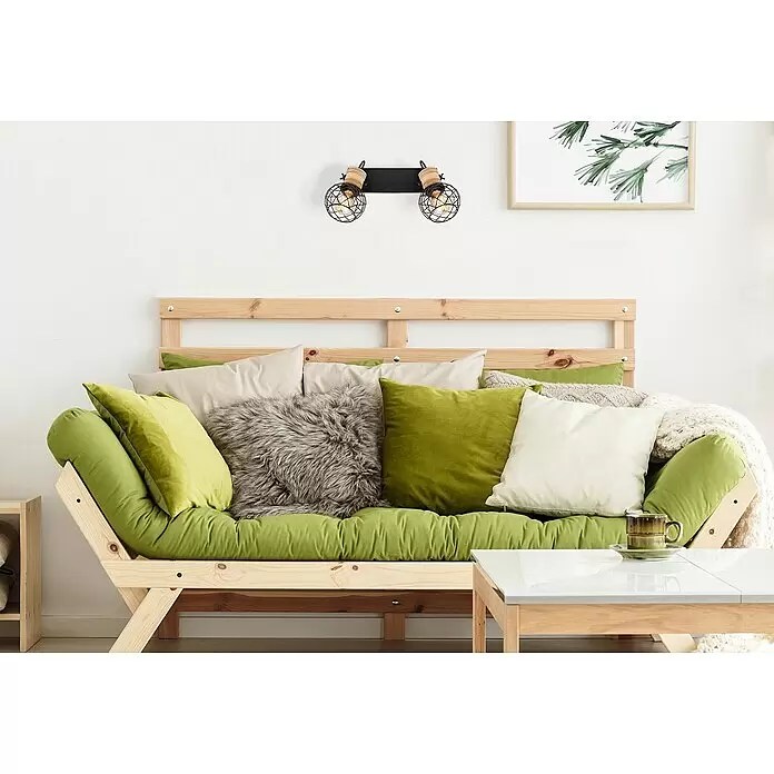 Globo Deckenstrahler LACKY - 60 W, L x B x H: 29 x 12 x 20 cm, Braun, E27, 2 Stk. - Helles Holz-Futonsofa mit leuchtend grüner Matratze und verschiedenen Kissen, in einem gemütlichen Wohnzimmer.