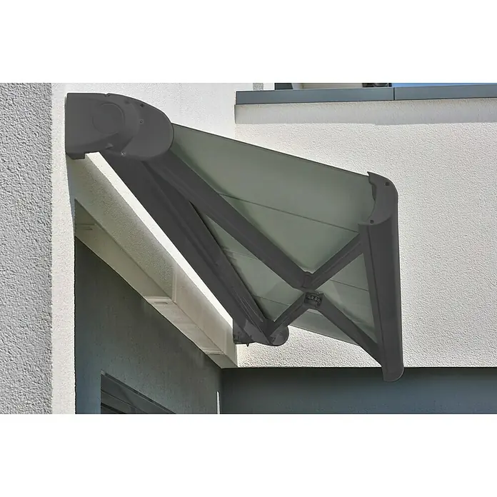 Deyo Limassol VollkassettenmarkiseBlau/Grün, Farbe Gestell: Eisenglimmer matt, Breite: 5,5 m, Ausfall: 3,5 m - Nahaufnahme einer grauen Gelenkarmmarkise an einer weißen Hauswand.