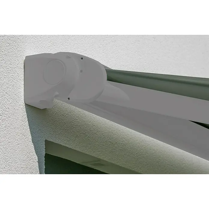 Deyo Limassol Vollkassettenmarkise - Blau/Grün, Farbe Gestell: Weißaluminium Feinstruktur, Breite: 4 m, Ausfall: 3,5 m - Nahaufnahme einer Markise, die an einer weißen Wand befestigt ist. Die Markise ist teilweise ausgefahren und bietet Schatten.