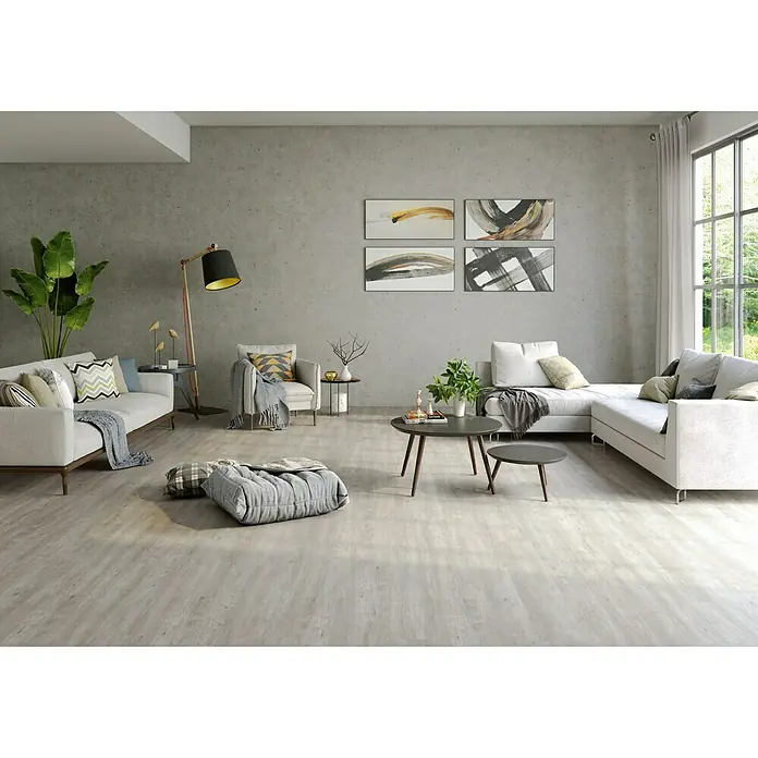 LOGOCLIC Laminado Roble Titanio - 1.200 x 196 x 10 mm, Roble Titanio, AC5 - Salón con sofá, sillón, mesa y decoraciones en un interior elegante con pared de hormigón y suelo de madera.