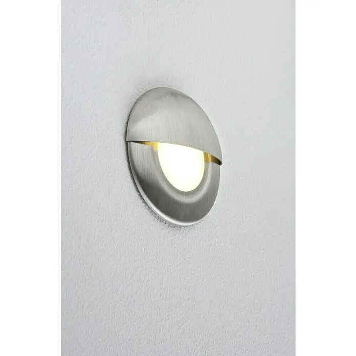 Paulmann Special Line LED-Einbauleuchten-Abdeckung Cap - Edelstahl, IP65 - Nahaufnahme einer runden Wandleuchte aus gebürstetem Metall, die warmes Licht ausstrahlt und eine moderne Ästhetik vermittelt.