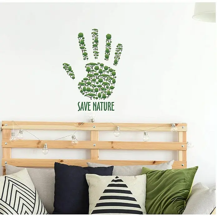 Vinilo de pared Save Nature - 48 x 68 cm, Verde, Plástico - Esta imagen muestra una calcomanía de pared con una huella de mano hecha de árboles y las palabras "Save Nature" sobre una cabecera de madera con almohadas.