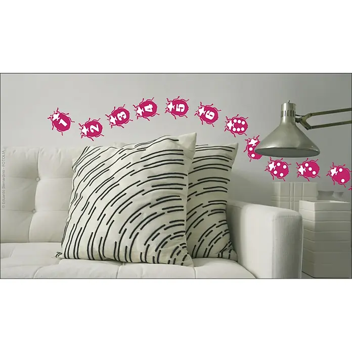 Vinilo de pared Lady bug - 24 x 68 cm, Multicolores, Plástico - Decoración de pared con mariquitas numeradas del 1 al 9, complementadas con puntos blancos para un toque divertido en la habitación de los niños.