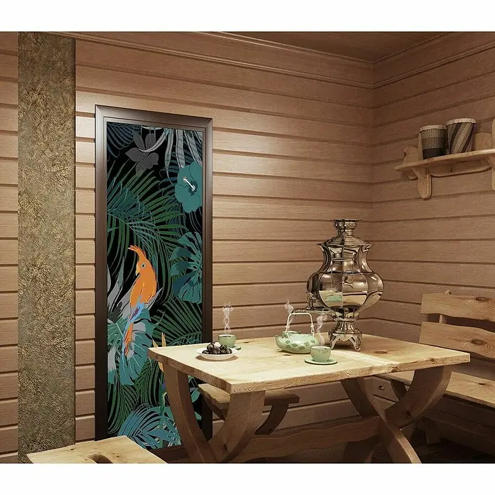 Vinilo de pared Trópico - 83 x 204 cm, Plástico - Habitación con paredes de madera, decorada con un mural con un motivo de ave tropical y una mesa de madera con juego de té.