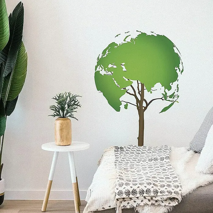 Vinilo de pared Árbol - 48 x 68 cm, Verde, Plástico - Adhesivos decorativos de pared: Un globo verde como copa de árbol y un tronco marrón, rodeado de plantas de interior y mobiliario.