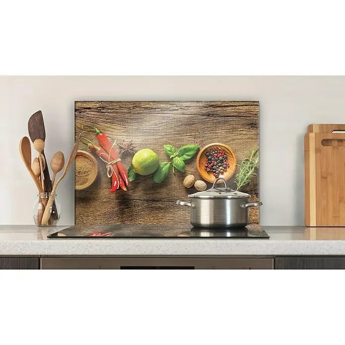 CUCINE Küchenrückwand - Wooden Spice, 60 x 40 cm, Stärke: 6 mm, Einscheibensicherheitsglas (ESG) - Küchenrückwand mit Gewürz-Motiv. Das Bild zeigt Gewürze und Kräuter auf einer hölzernen Oberfläche, inklusive eines Kochtopfes.