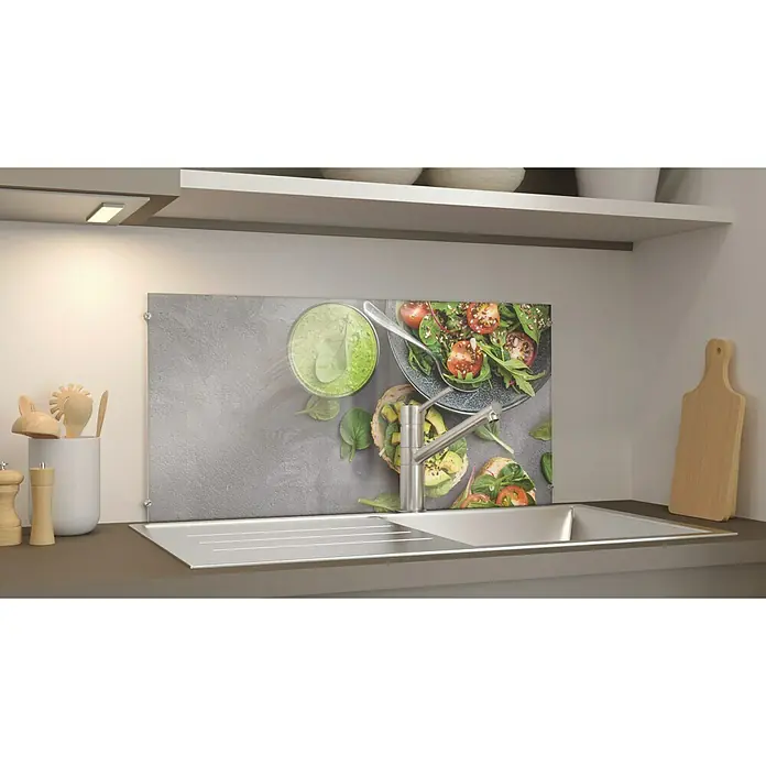 CUCINE Küchenrückwand - Fresh Avocado, 80 x 40 cm, Stärke: 6 mm, Einscheibensicherheitsglas (ESG) - Küchenrückwand mit einem Bild von einem grünen Smoothie und einem Salat. Eine stilvolle Ergänzung für Ihre Küche, die Frische und Design vereint.