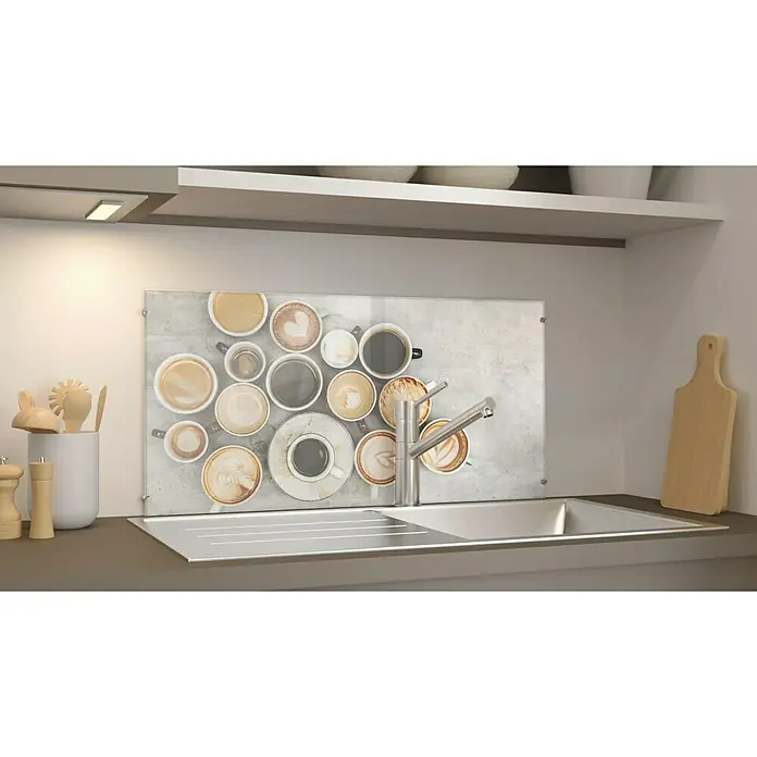 CUCINE Küchenrückwand - Coffee Love, 80 x 40 cm, Stärke: 6 mm, Einscheibensicherheitsglas (ESG) - Küchenspiegel mit Kaffeetassen-Motiv hinter einer Spüle, der die Küchenrückwand vor Spritzern schützt und gleichzeitig ein dekoratives Element darstellt.