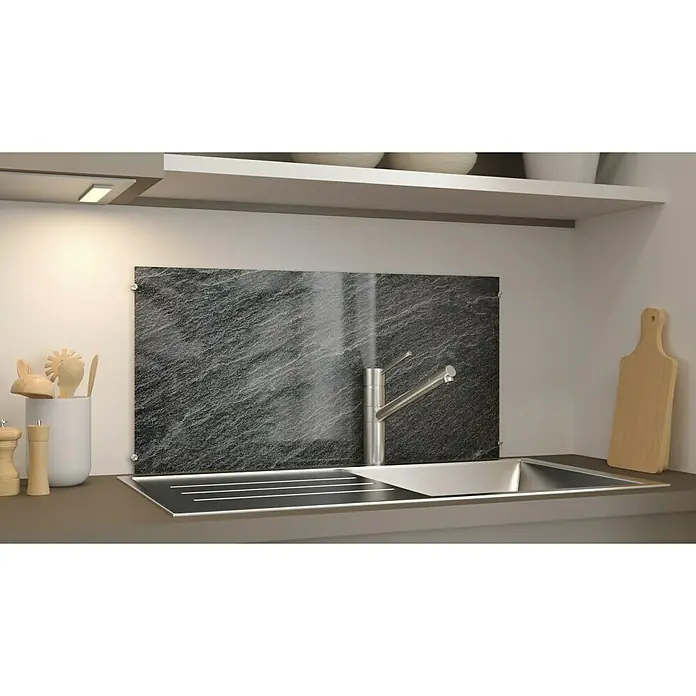 CUCINE Küchenrückwand - Schiefer, 80 x 40 cm, Stärke: 6 mm, Einscheibensicherheitsglas (ESG) - Küchenspüle mit Armatur vor einer dunklen Steinwand. Helle Beleuchtung betont das moderne Design. Praktische Kücheneinrichtung mit Stil.