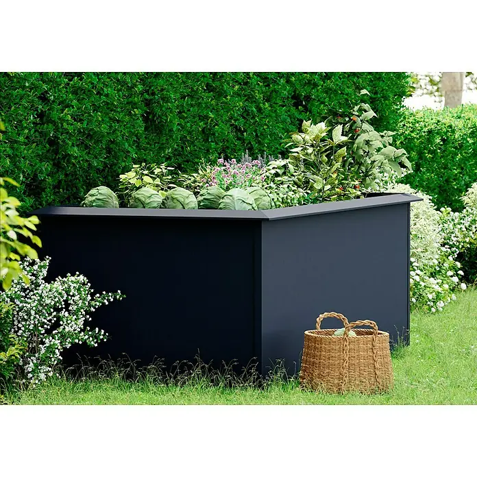 Gardol Hochbeet doppelwandig - 200 x 100 x 76 cm, Stahl, Anthrazit - Schwarzer Pflanzkasten mit Pflanzen und einem gefüllten Korb daneben auf grünem Gras.