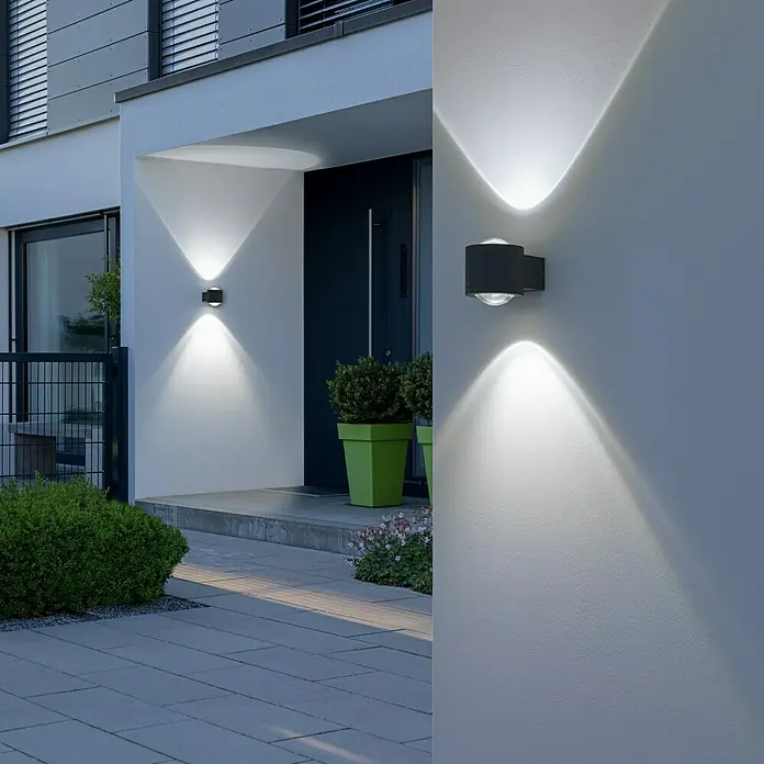 Starlux LED-Außenwandleuchte Fano - 10 W, 12 x 9 x 10,5 cm, Anthrazit, IP54 - Zwei moderne Außenwandleuchten strahlen helles Licht an der Fassade eines Hauses aus und beleuchten den Eingangsbereich.