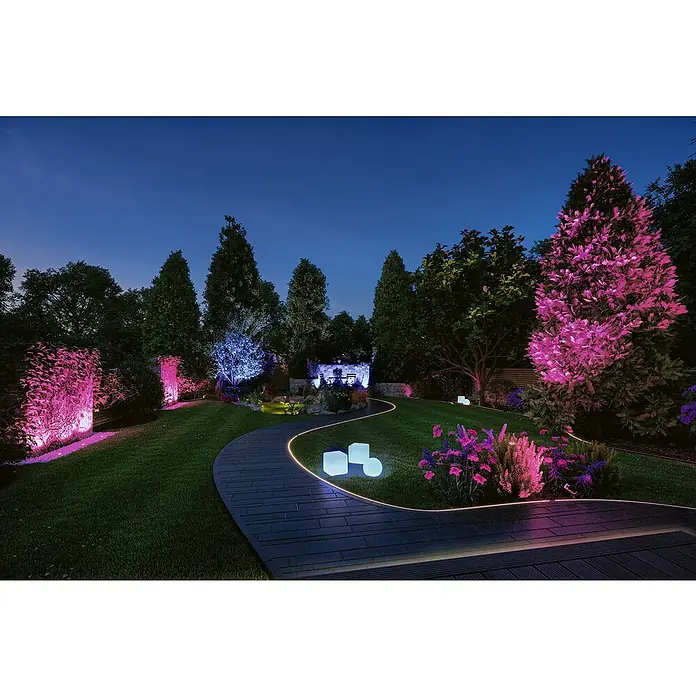 Paulmann Plug & Shine Basis-Set LED-Gartenstrahler Pike Smart Home Zigbee 3.0 - Anthrazit, Ø x H: 5 x 22,5 cm, 4,5 W, Per App steuerbar, IP44, 3 Stk. - Elegante Gartenbeleuchtung mit LED-Pfad und farbigen Akzenten an Bäumen und Büschen, die eine stimmungsvolle Atmosphäre schafft.