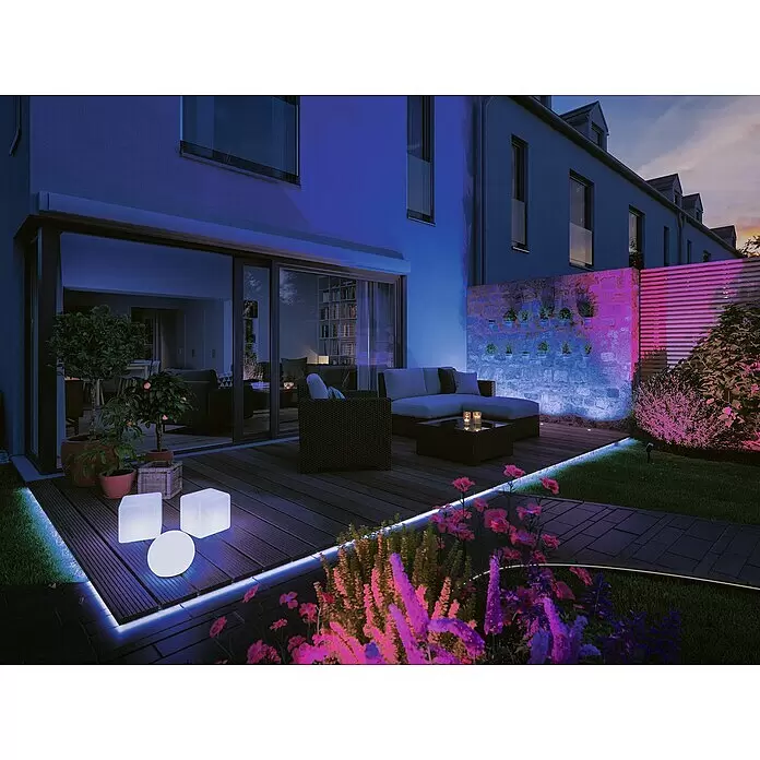 Paulmann Plug & Shine Basis-Set LED-Gartenstrahler Pike Smart Home Zigbee 3.0 - Anthrazit, Ø x H: 5 x 22,5 cm, 4,5 W, Per App steuerbar, IP44, 3 Stk. - Lebendige Abendterrasse mit blauer LED-Streifenbeleuchtung am Deck, leuchtenden Kubusleuchten und farbiger Wand- und Pflanzenbeleuchtung.